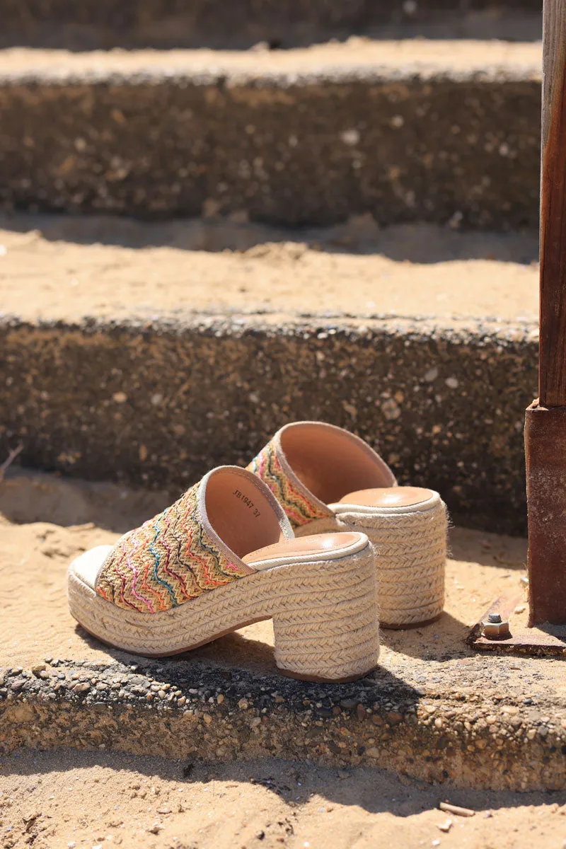 Mules tressées colorées en raphia à talon corde