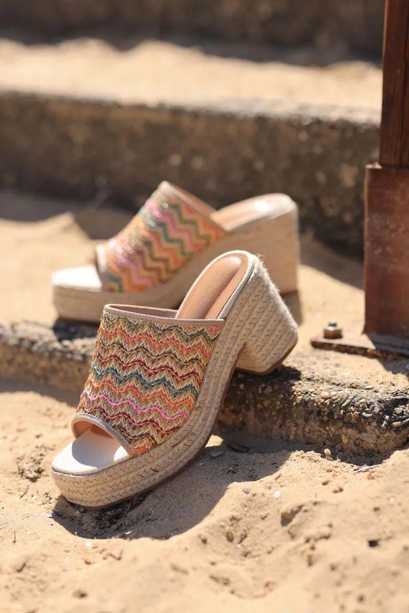 Mules tressées colorées en raphia à talon corde